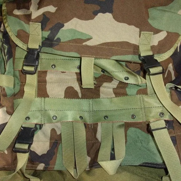 XL WOODLAND BDU RUCKSACK BACKPACK w/SLEEPING COMPLETE w/SHOULDER STRAPS EC 1067